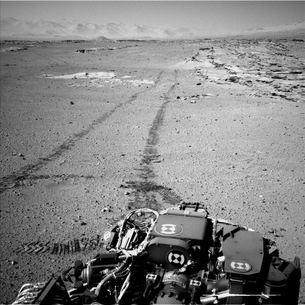 Снимок с марсохода Curiosity оставленных им следов