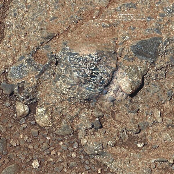 Снимок с марсохода Curiosity марсианской породы Харрисона с фрагментами кристаллов