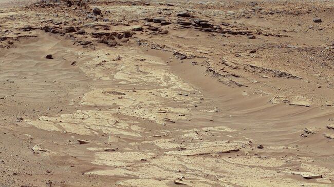 Снимок поверхности планеты Марс сделанный марсоходом Curiosity. Архивное фото