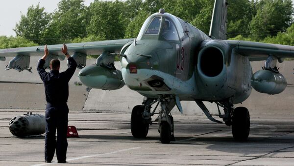 Пилот на штурмовике Су-25 СМ заруливает на стоянку. Архивное фото