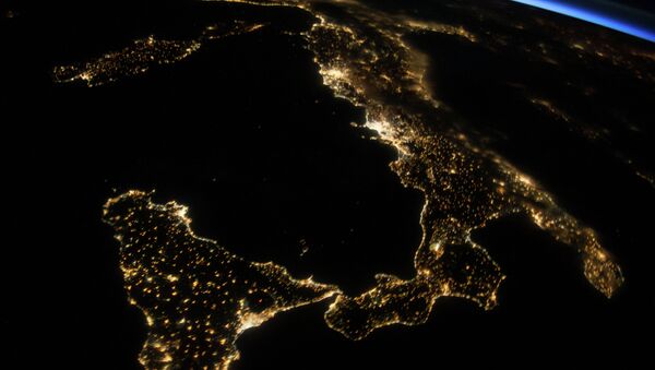Вид из космоса на ночную Италию и остров Сицилия. Архивное фото