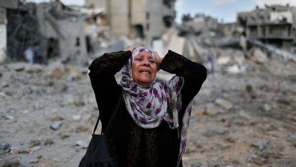 Палестинская женщина возле разрушенного израильтянами дома