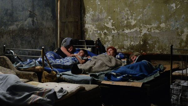 Жители Горловки прячутся от артиллерийских обстрелов города украинской армией в бомбоубежище