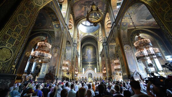 Верующие во время богослужения во Владимирском соборе в Киеве. Архивное фото