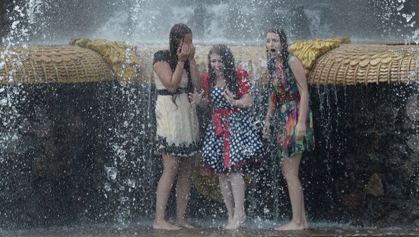 Девушки купаются в фонтане в жару. Архивное фото