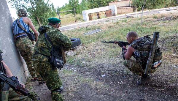 Ополченцы во время боя в городе Шахтерск под Донецком. Архивное фото