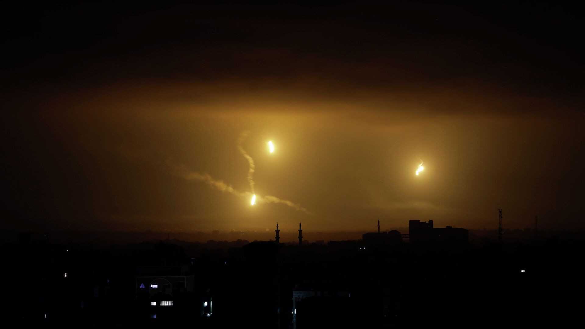 Ракеты в небе над сектором Газа - РИА Новости, 1920, 21.04.2022