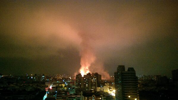 Столб огня и дыма над городом Гаосюн, Тайвань