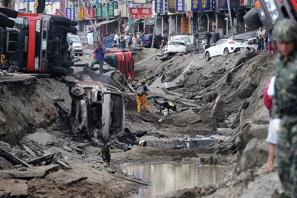Спасатели обследуют место взрыва газа в городе Гаосюн, Тайвань