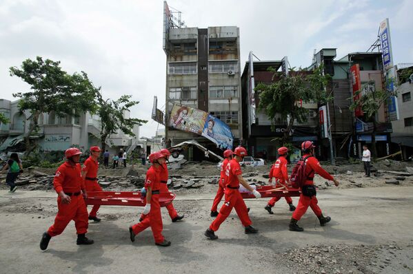 Команда спасателей на улице города Гаосюн, Тайвань