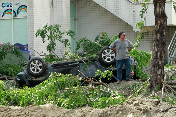 Местный житель осматривает разрушения после взрыва газа в городе Гаосюн, Тайвань