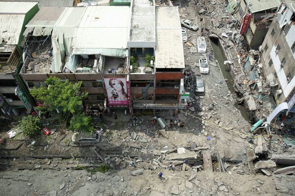 Вид на разрушения после взрыва газа в городе Гаосюн, Тайвань