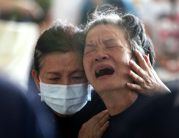 Родственники жертв взрыва газа в городе Гаосюн, Тайвань