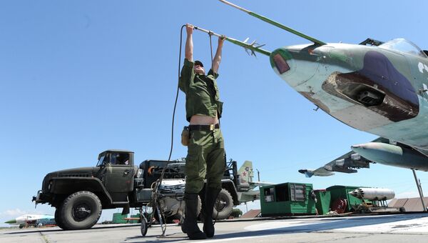 Технический персонал готовит самолет СУ-25 к вылету на военном аэродроме. Архивное фото