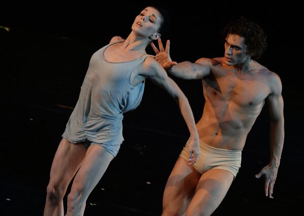 Звезды мирового балета Наталья Осипова и Иван Васильев во время исполнения первой части нового проекта Соло для двоих