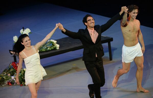 Звезды мирового балета Наталья Осипова (слева), Иван Васильев (справа) и хореограф Артур Пита после исполнения третьей части нового проекта Соло для двоих