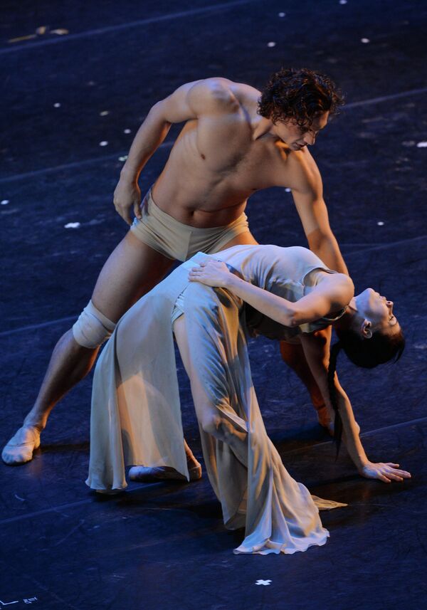 Звезды мирового балета Наталья Осипова и Иван Васильев во время исполнения первой части нового проекта Соло для двоих