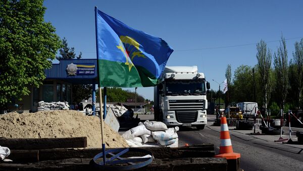 Флаг ВДВ Украины на блокпосту у поселка Карпивка в Донецкой области