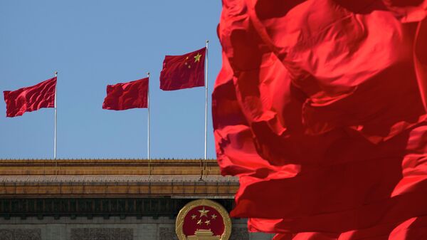 Флаги Китая на здании Дома народных собраний в Пекине