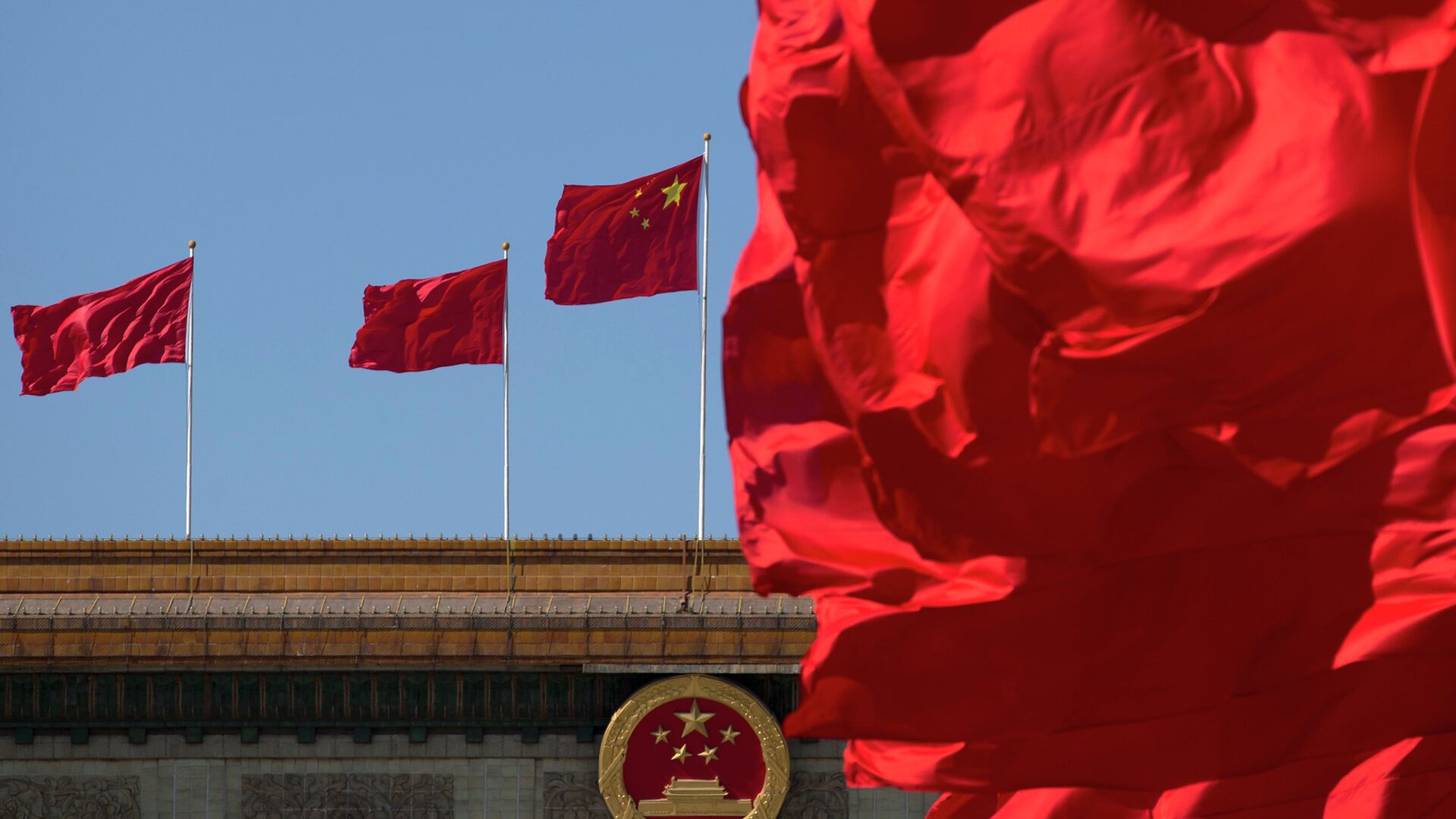 Флаги Китая на здании Дома народных собраний в Пекине - РИА Новости, 1920, 04.01.2022