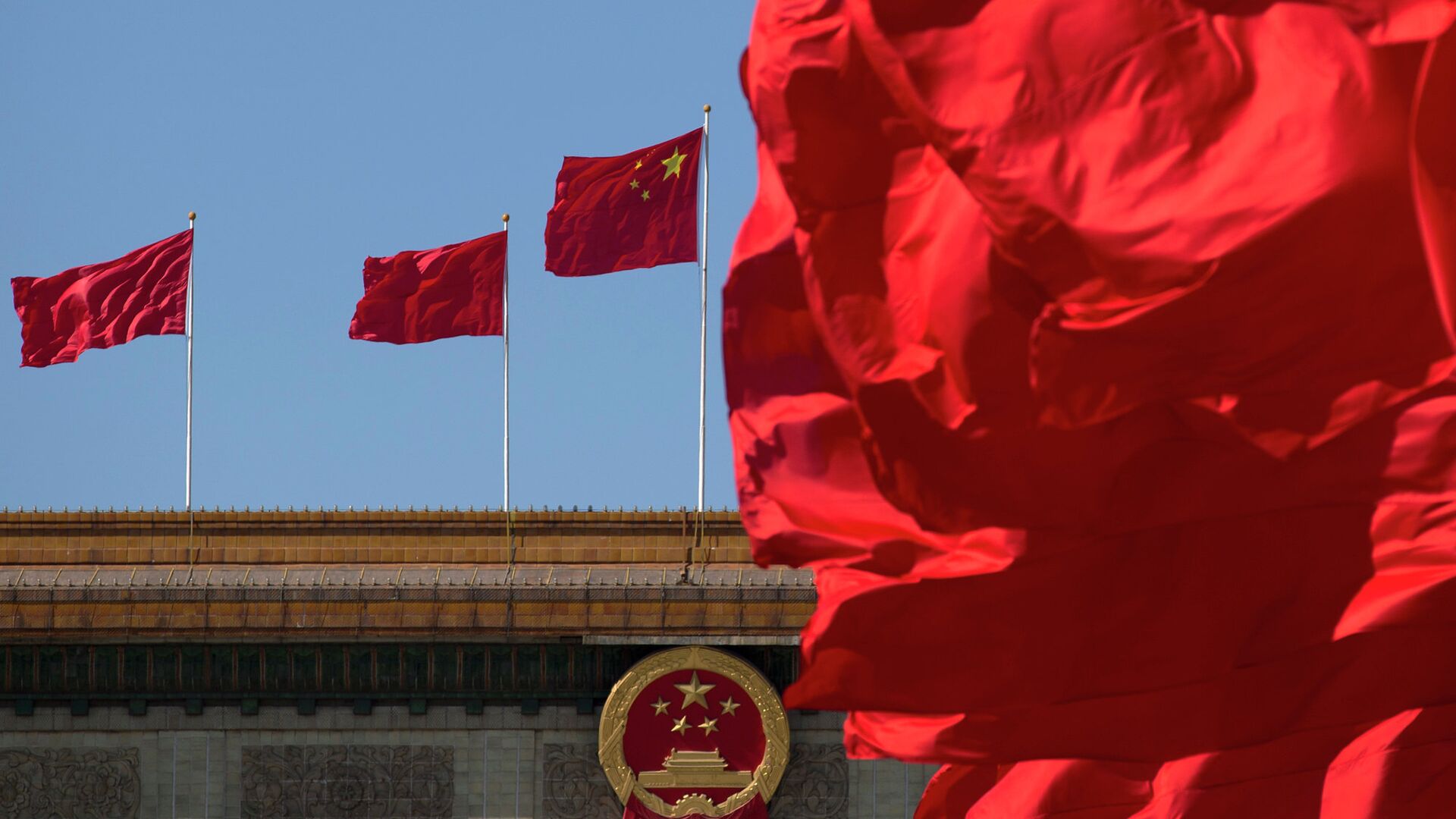Флаги Китая на здании Дома народных собраний в Пекине - РИА Новости, 1920, 04.04.2023