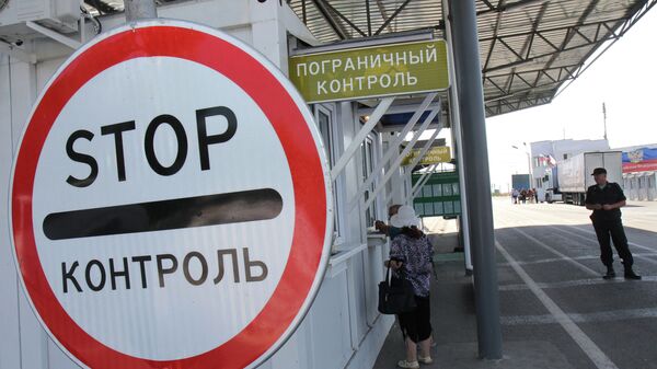 Приезжие проходят пограничный контроль на пункте пропуска Армянск российско-украинской границы. Архивное фото