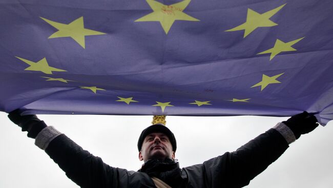 Мужчина держит флаг Евросоюза. Архивное фото