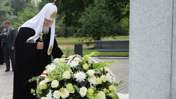 Патриарх Кирилл возлагает цветы к мемориальной стеле воинам Первой мировой войны