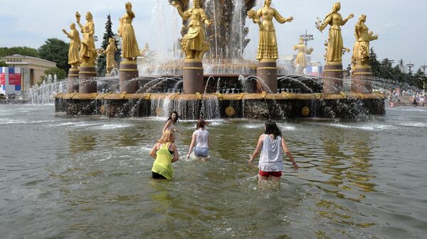 Посетители купаются в фонтане Дружба народов на ВДНХ в Москве