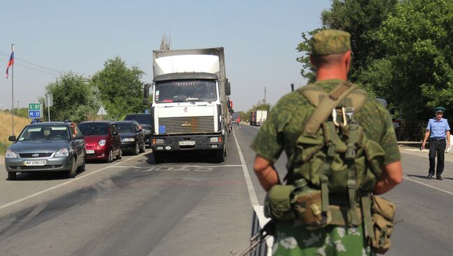 Очередь из автомобилей перед пунктом пропуска Армянск российско-украиской границы. Архивное фото