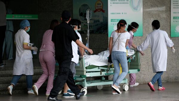 Пострадавшие при взрыве на заводе в Китае 2 августа 2014