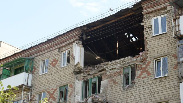 Поврежденный во время обстрела украинской армией жилой дом в Горловке