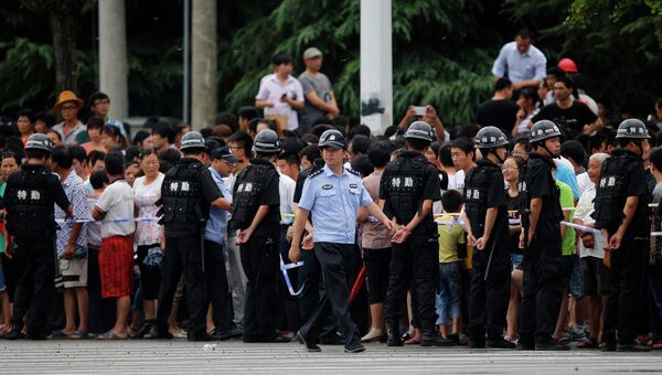 Полиция на месте взрыва на заводе в Китае 2 августа 2014