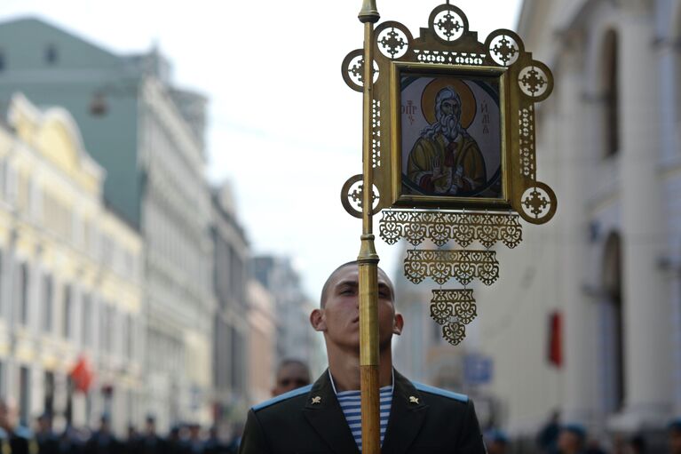 Десантник во время крестного хода от храма Илии Пророка на Китай-городе