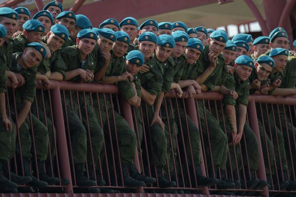 Десантники наблюдают за показательными выступлениями своих товарищей во время празднования дня Воздушно-десантных войск