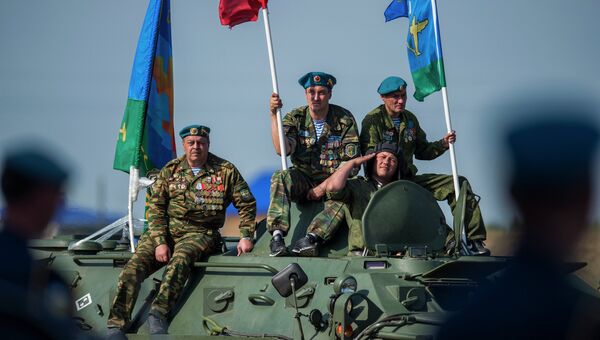 Ветераны ВДВ проезжают на бронетранспортере по плацу во время празднования дня Воздушно-десантных войск