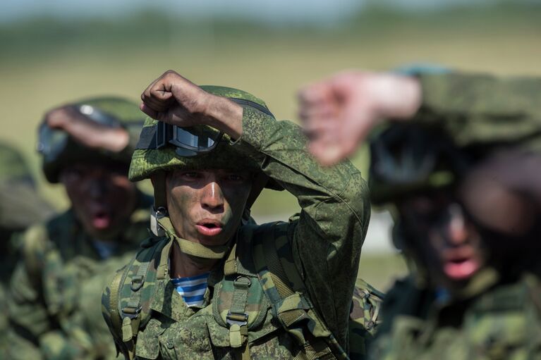 Показательные выступления военнослужащих во время празднования Дня Воздушно-десантных войск