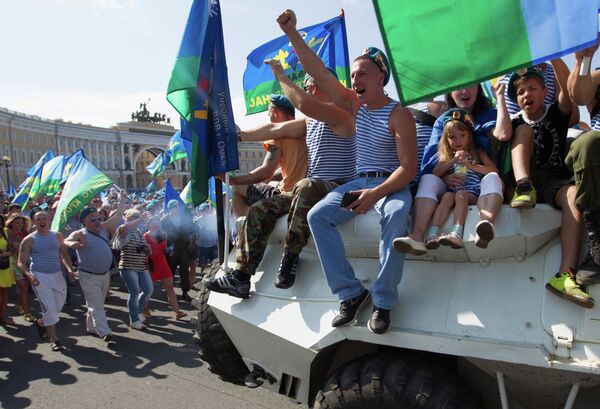 Жители Санкт-Петербурга отмечают День ВДВ на Дворцовой площади