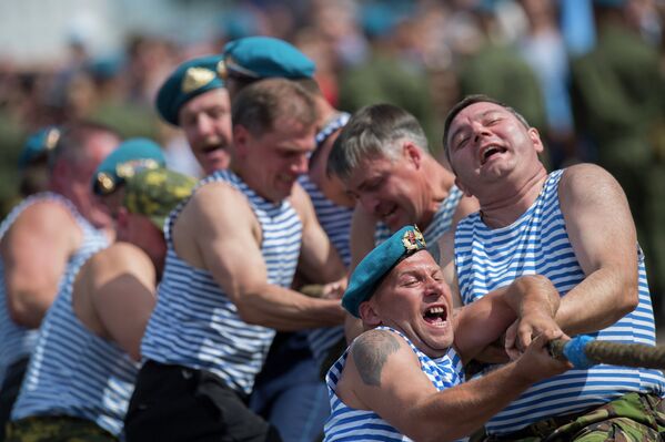 Показательные выступления военнослужащих во время празднования Дня Воздушно-десантных войск
