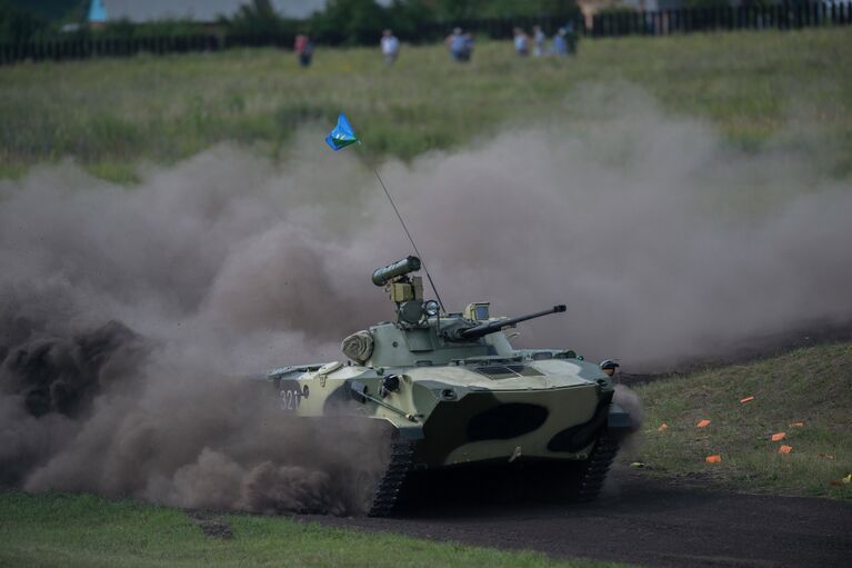 Боевая машина десанта (БМД-1) во время празднования Дня Воздушно-десантных войск