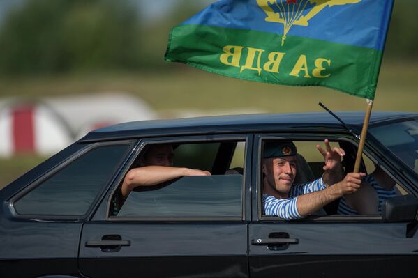 Бывшие десантники проезжают в автомобиле по плацу во время празднования Дня Воздушно-десантных войск