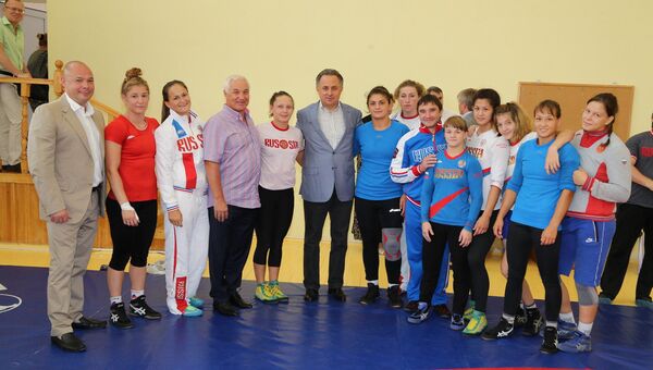 Виталий Мутко провел встречу на базе Озеро Круглое с юниорской сборной России по женской борьбе