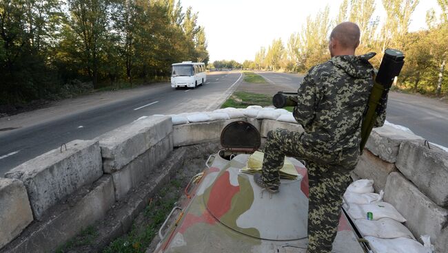 Боец народного ополчения на блокпосту на окраине Горловки. Архивное фото