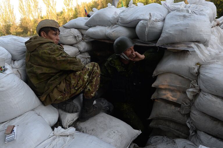 Бойцы народного ополчения на блокпосту на окраине Горловки