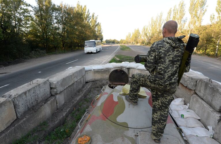 Боец народного ополчения на блокпосту на окраине Горловки