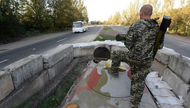 Боец народного ополчения на блокпосту на окраине Горловки. Архивное фото