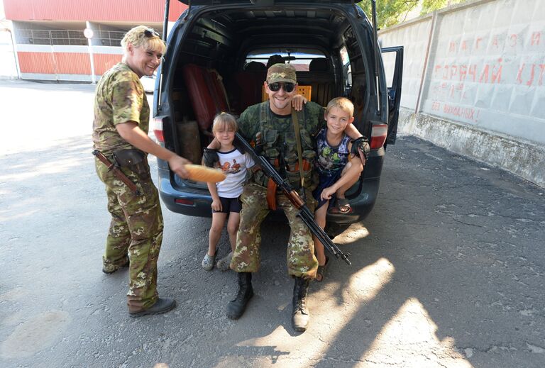 Бойцы народного ополчения передают жителям Горловки в бомбоубежища хлеб, лекарства, детские игрушки и предметы первой необходимости