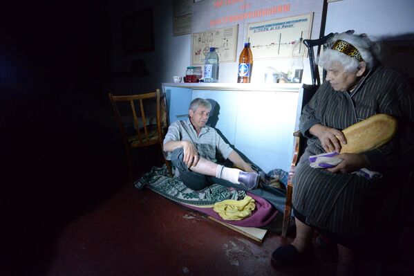 Жители Горловки спасаются от обстрелов украинской армии в бомбоубежище