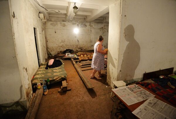 Жители Горловки спасаются от обстрелов украинской армии в подвале жилого дома