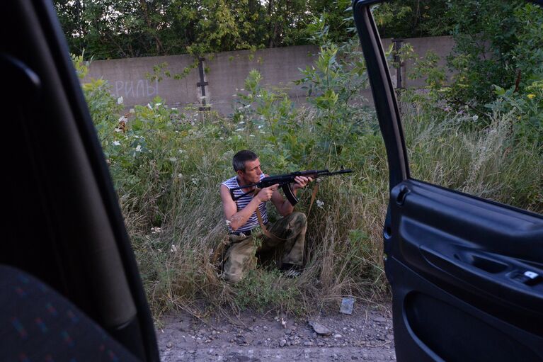 Боец народного ополчения во время патрулирования границ Горловки